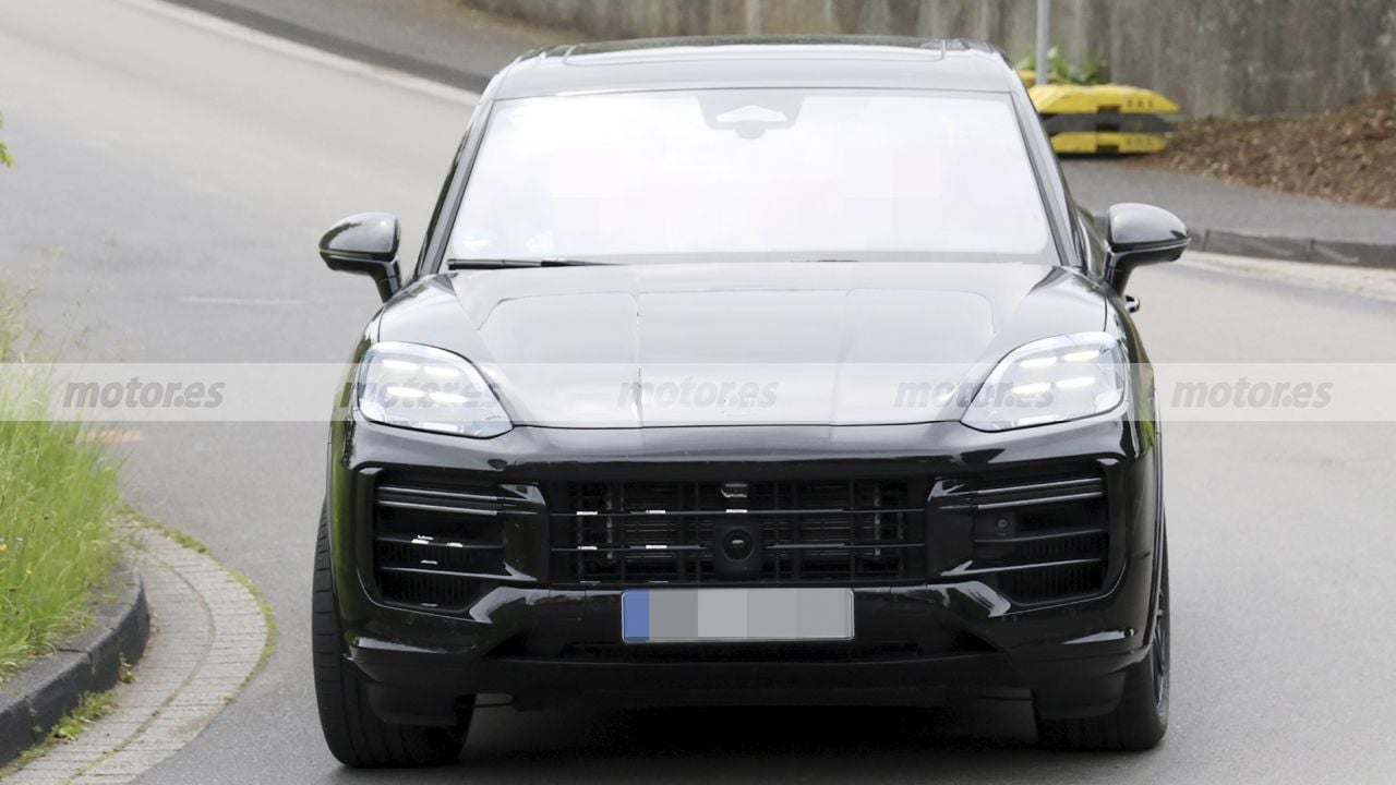 Porsche Cayenne Turbo E-Hybrid 2027: el facelift se destapa casi por completo en fotos espía