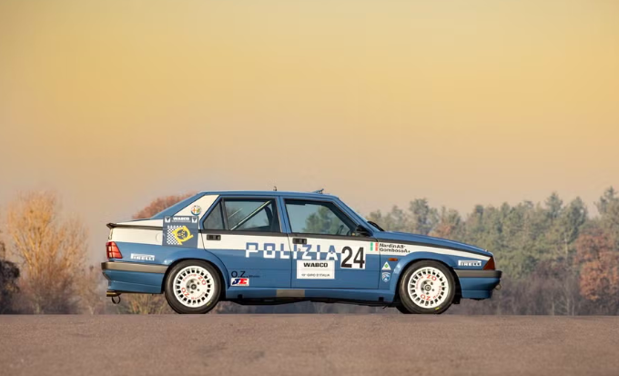 Italie : L'Alfa Romeo 75 de l'équipe officielle de rallye de la police italienne est en vente à 145 000 euros
