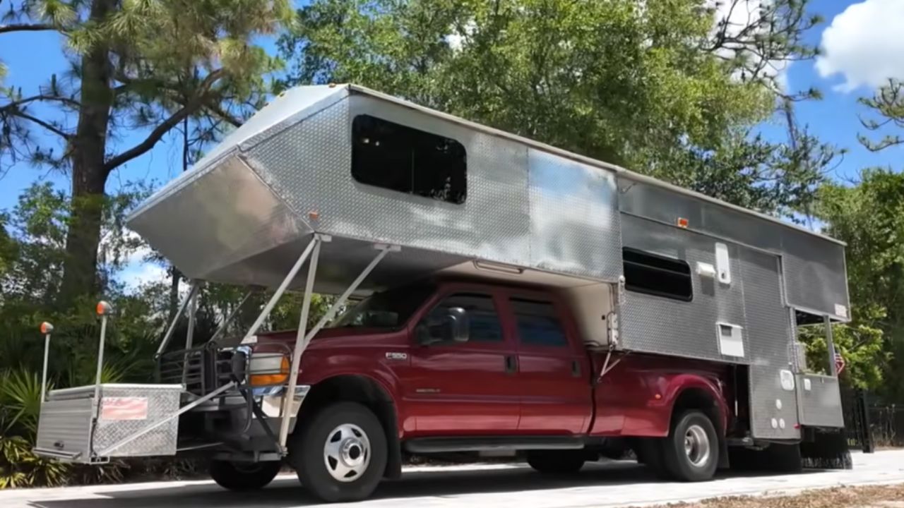 Cette cellule de plus de 4 tonnes a presque englouti son Ford F-550 : ce camping-car artisanal hors norme cherche un nouveau propriétaire