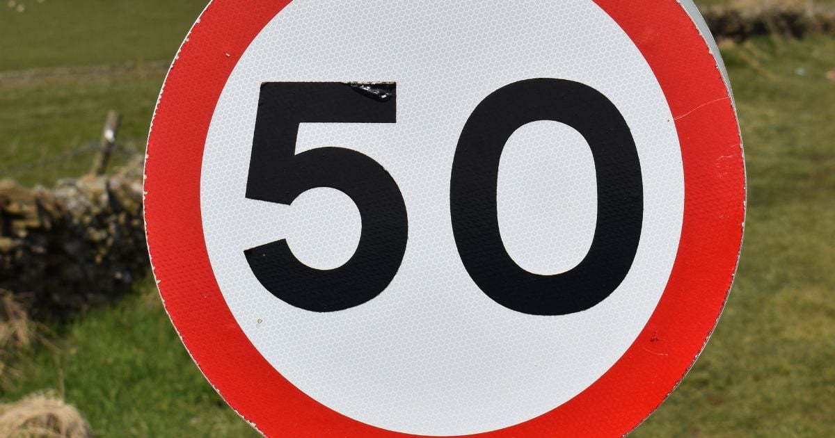 Flashé à 1 km/h de trop : il conteste son amende de 98 € malgré erreur de loi et de panneau