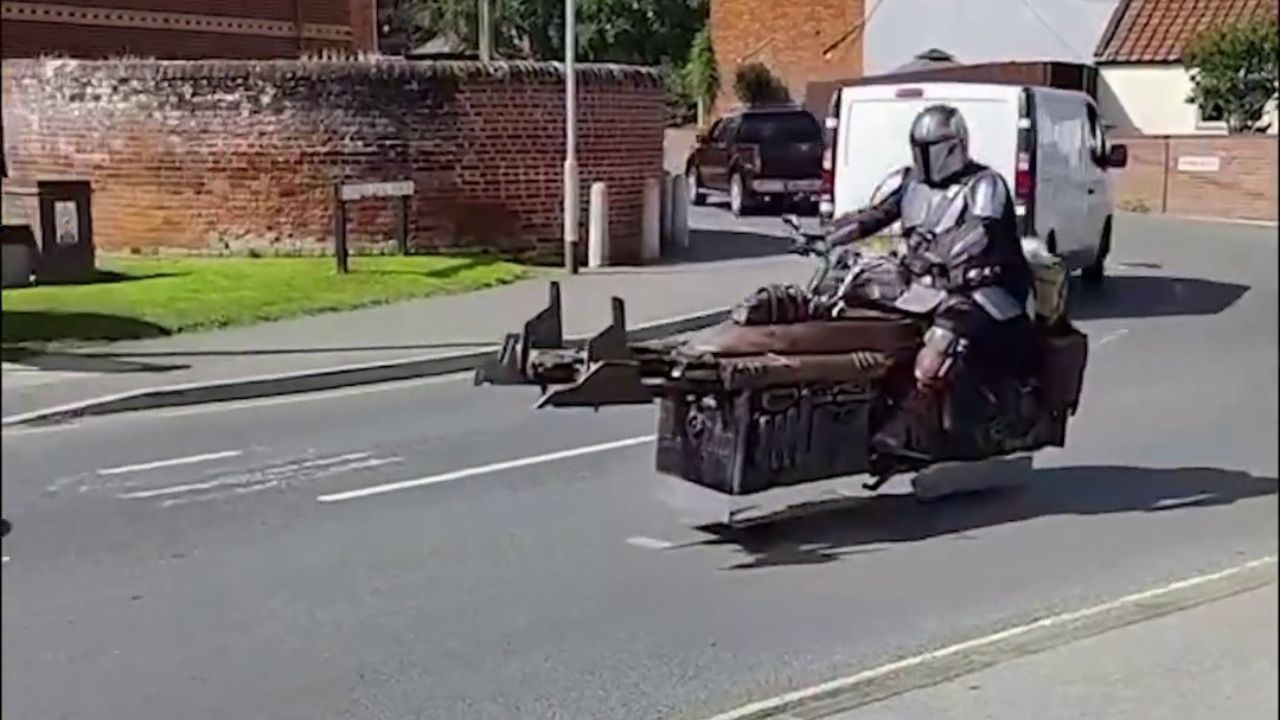 Motojet Mandalorian : le vélo électrique CRUZ 73 qui semble flotter dans la rue grâce à une astuce étonnante