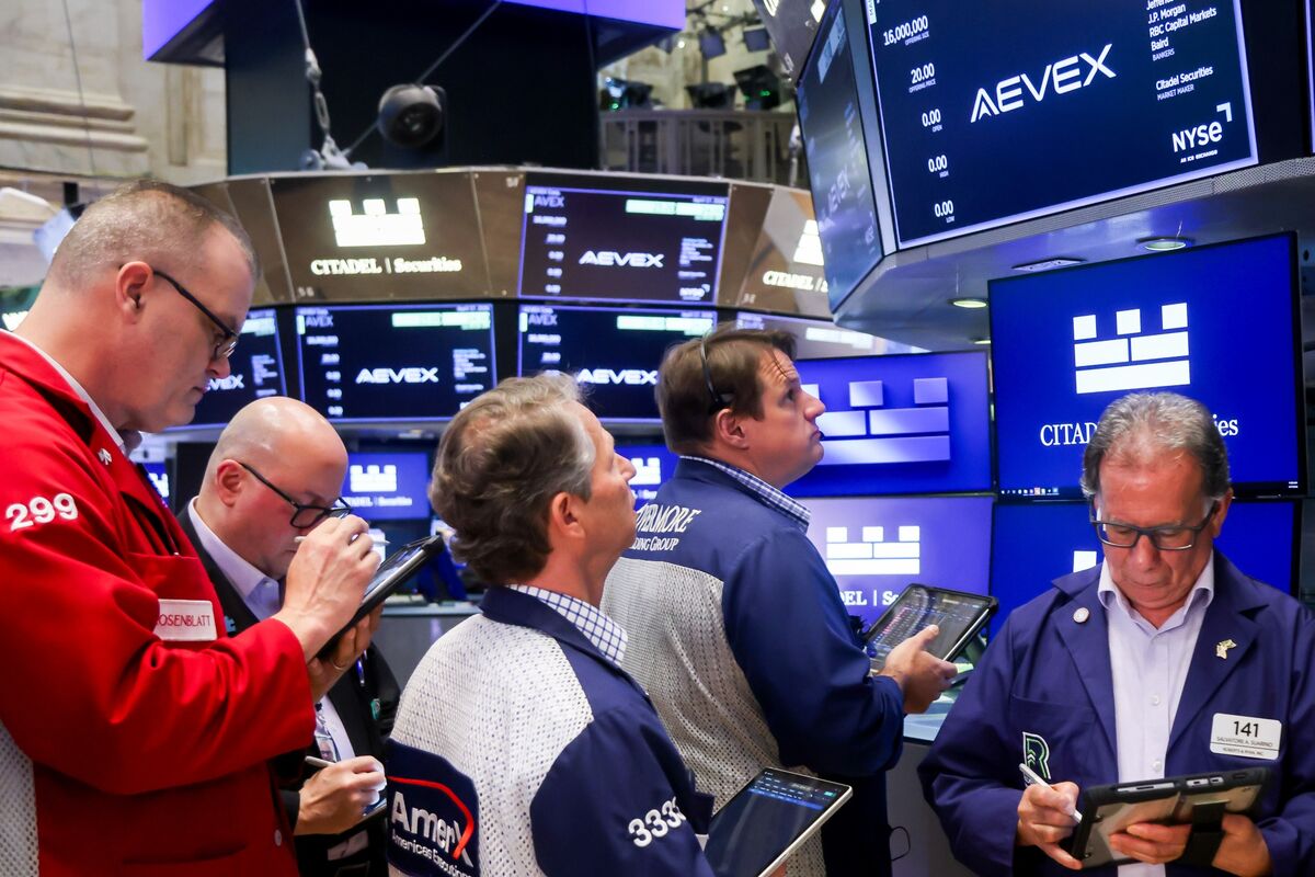 US Bonds Slide as Strong Jobs Data Fuels Bets on 2026 Fed Hike