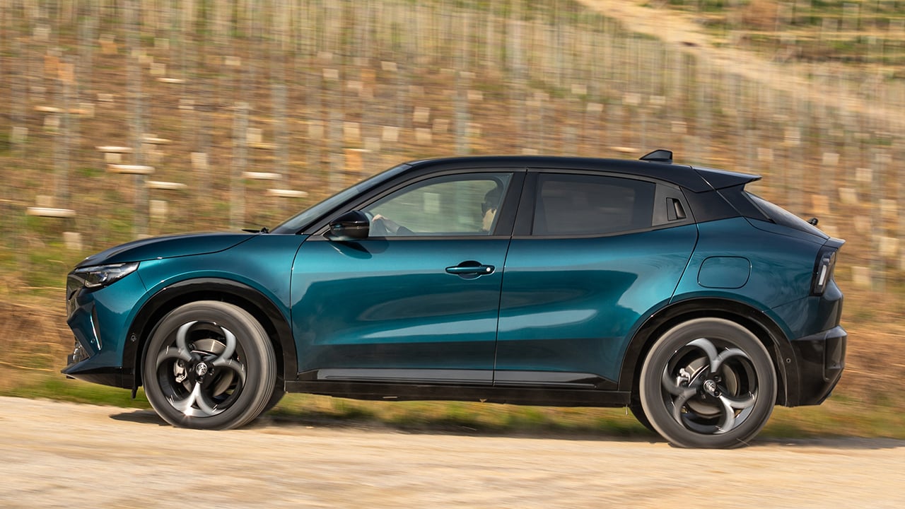 Alfa Romeo Junior Ibrida: solo gasta 4,8 litros, tiene 4.600 € de rebaja y deja a Lexus LBX sin respuesta