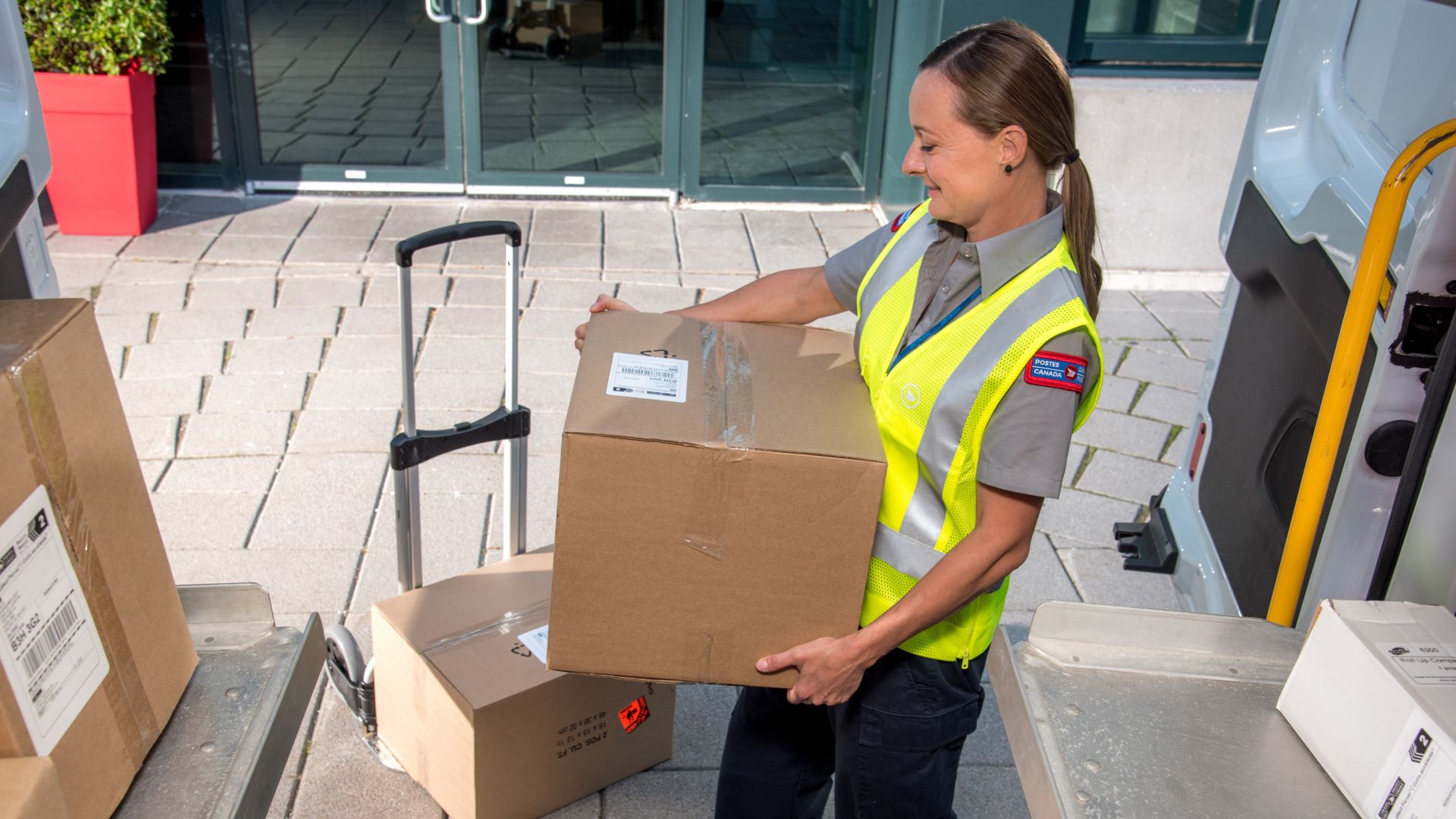 Canada Post Parcel Volumes Decline 17.2% in Q1 Amid Labor Turmoil and Structural Overhaul