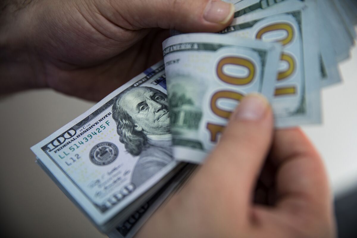 Dollar Gains as Resilient Job Market Boosts Fed Hike Bets