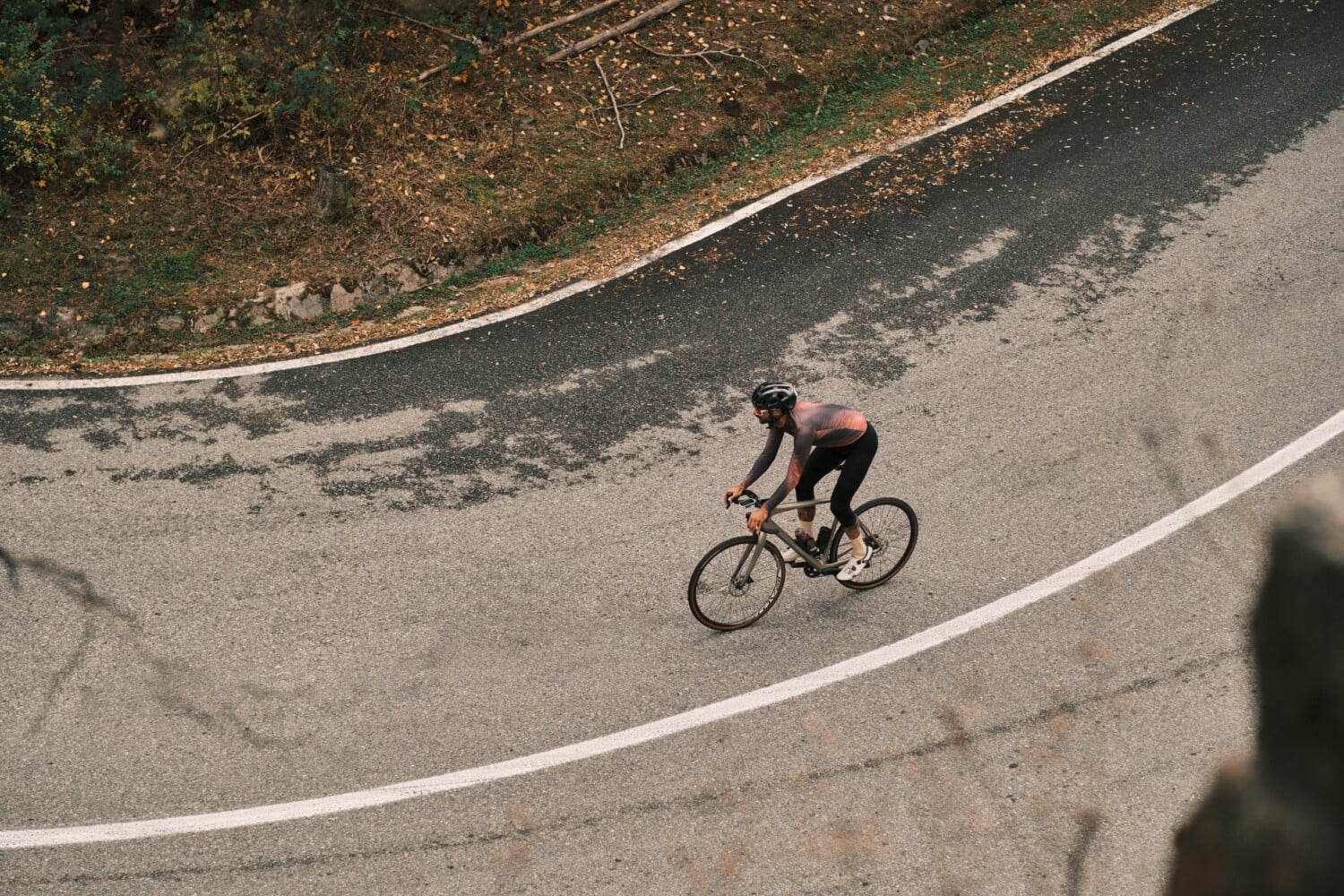 Peut-on franchir une ligne continue pour dépasser un cycliste ? Ce que dit le Code de la route