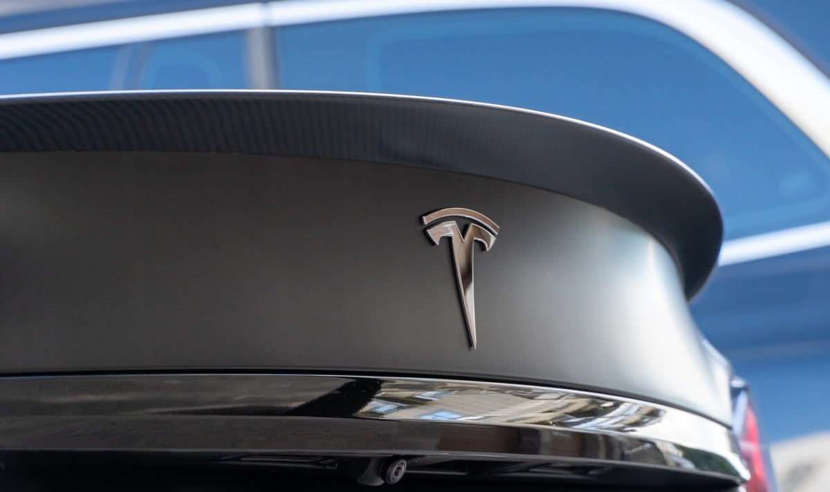 Une figurine de The Rock trompe la caméra de Tesla en Chine