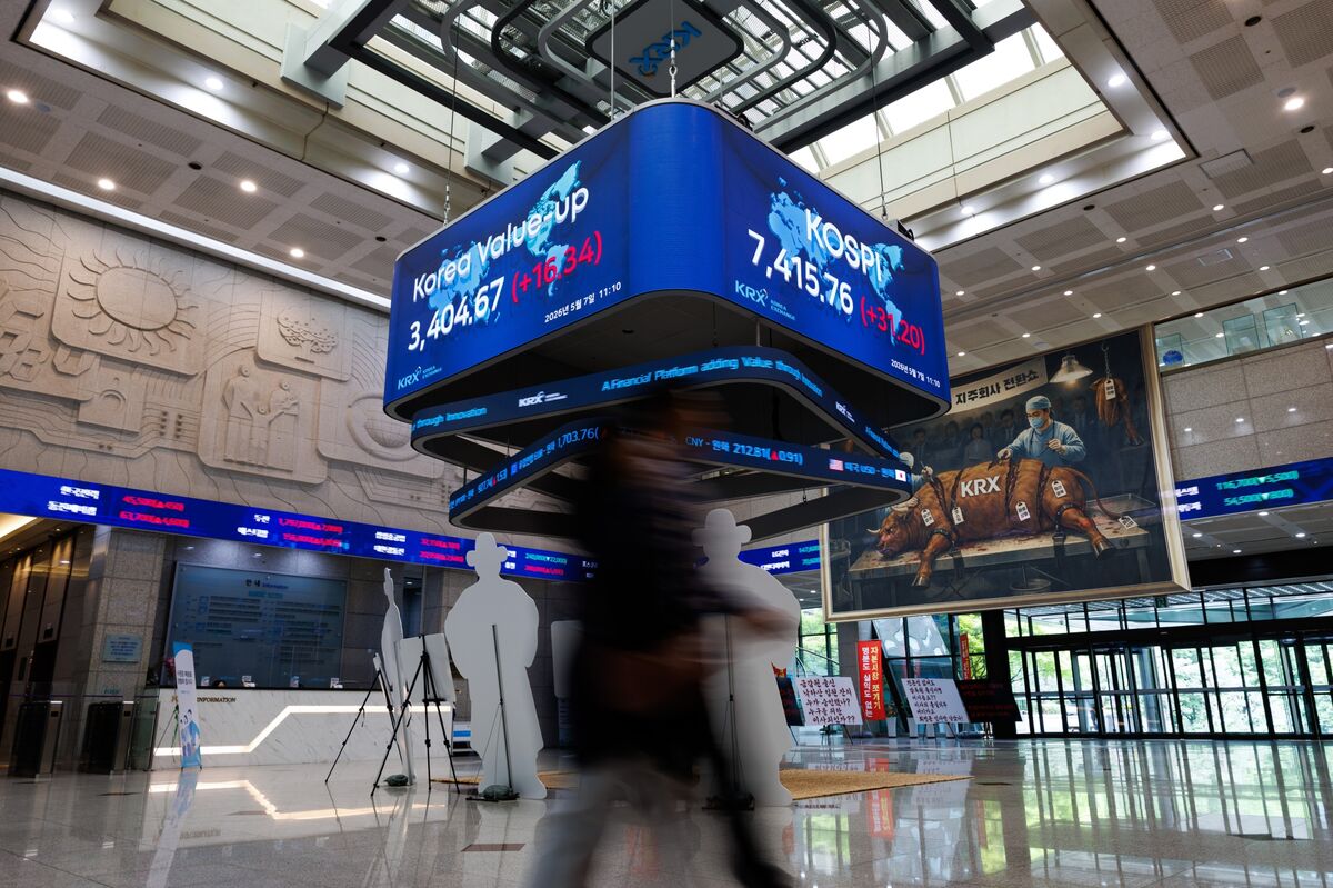 EM Stocks Hit Record High on AI Enthusiasm as Currencies Slip and Oil Climbs