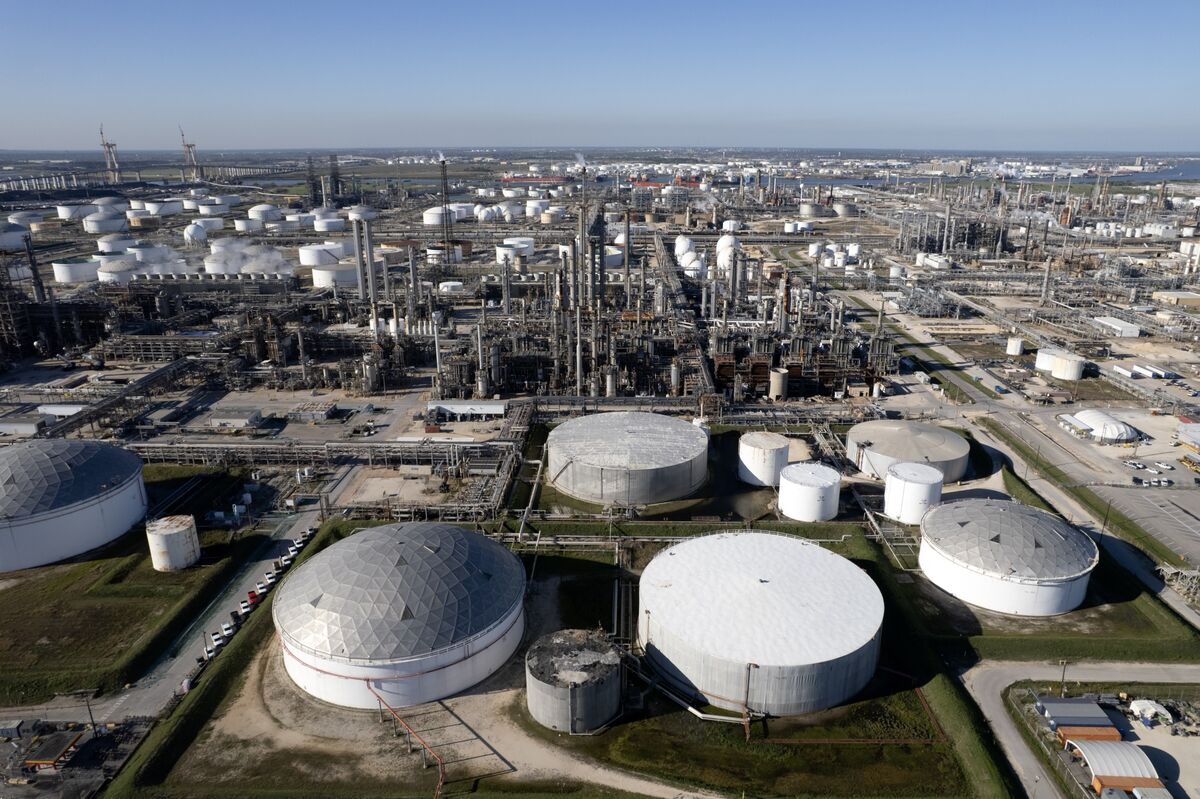 Oil Hits Lowest Since Early March on Potential Hormuz Reopening