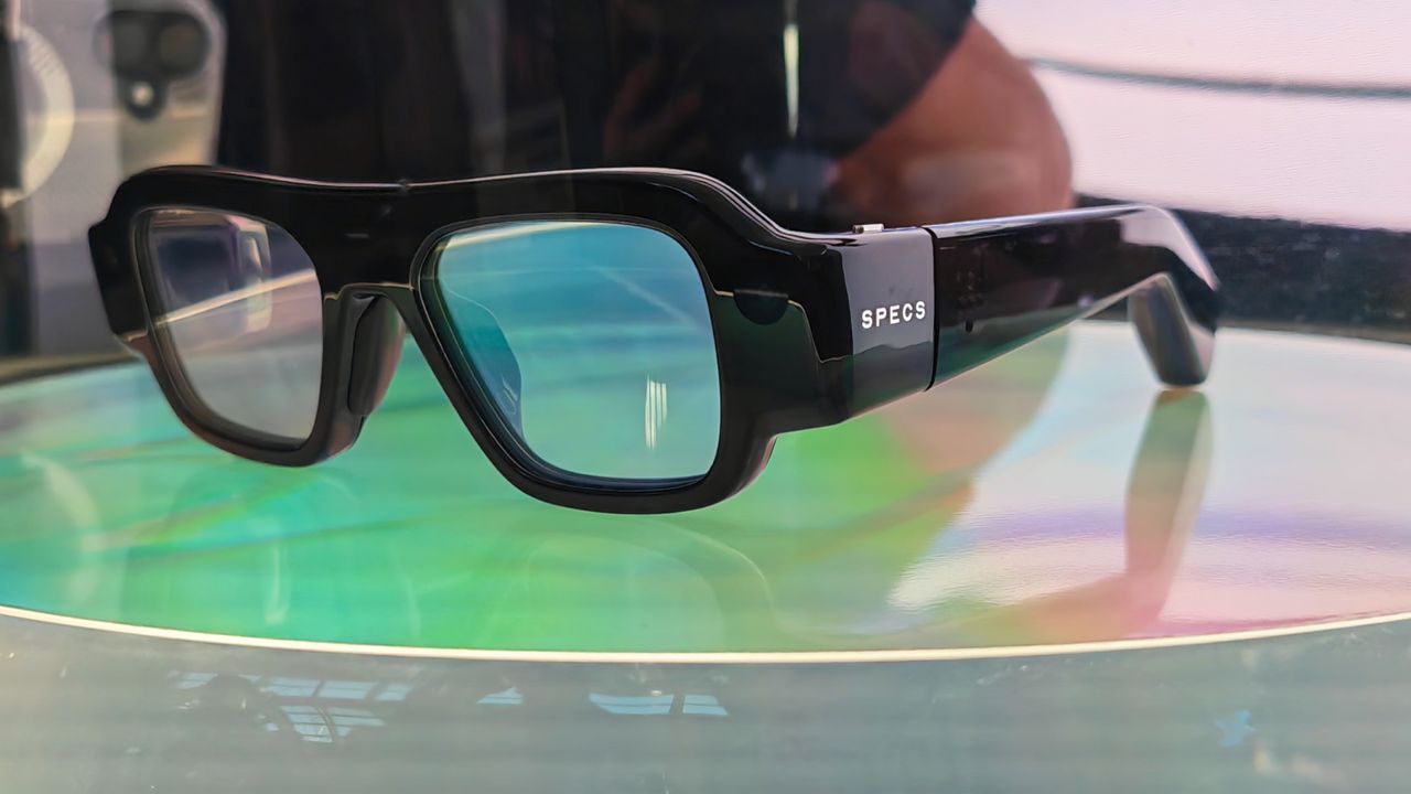 Snap Spectacles Hands-On: Stylish AR Glasses With a Surprising Comfort Problem