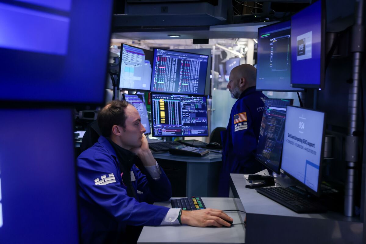 Nasdaq 100 Slides 4.8%: Why Traders Are Dumping Tech and Buying Defensive Stocks