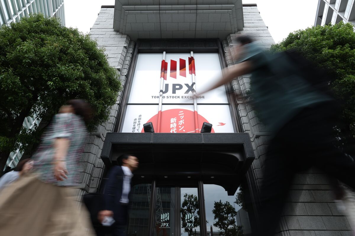 Japan's Nikkei Slumps as Tech Selloff and Iran Tensions Rattle Global Markets