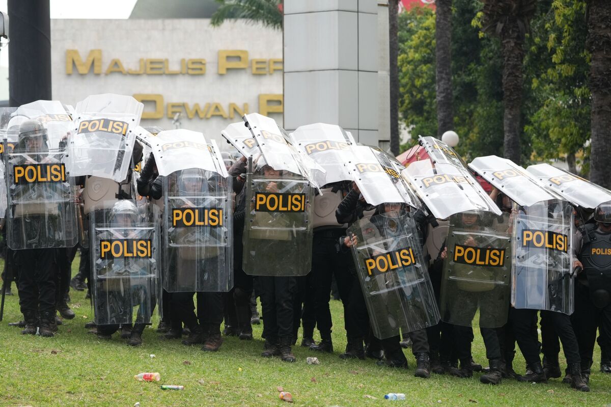 Jakarta Deploys Thousands of Police as Students Protest Prabowo Over Cost of Living Crisis