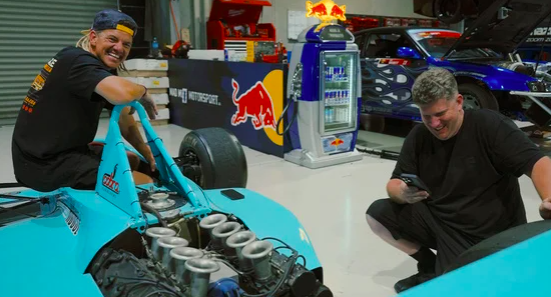 Nouvelle-Zélande : Ce pilote fou veut transformer une F1 des années 80 en voiture de drift à moteur rotatif
