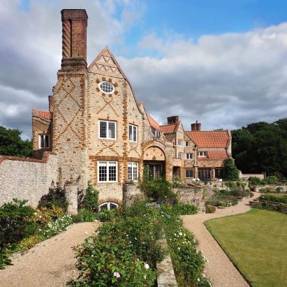 Ten Iconic Arts and Crafts Houses That Show 'The Humanisation of the Handmade'