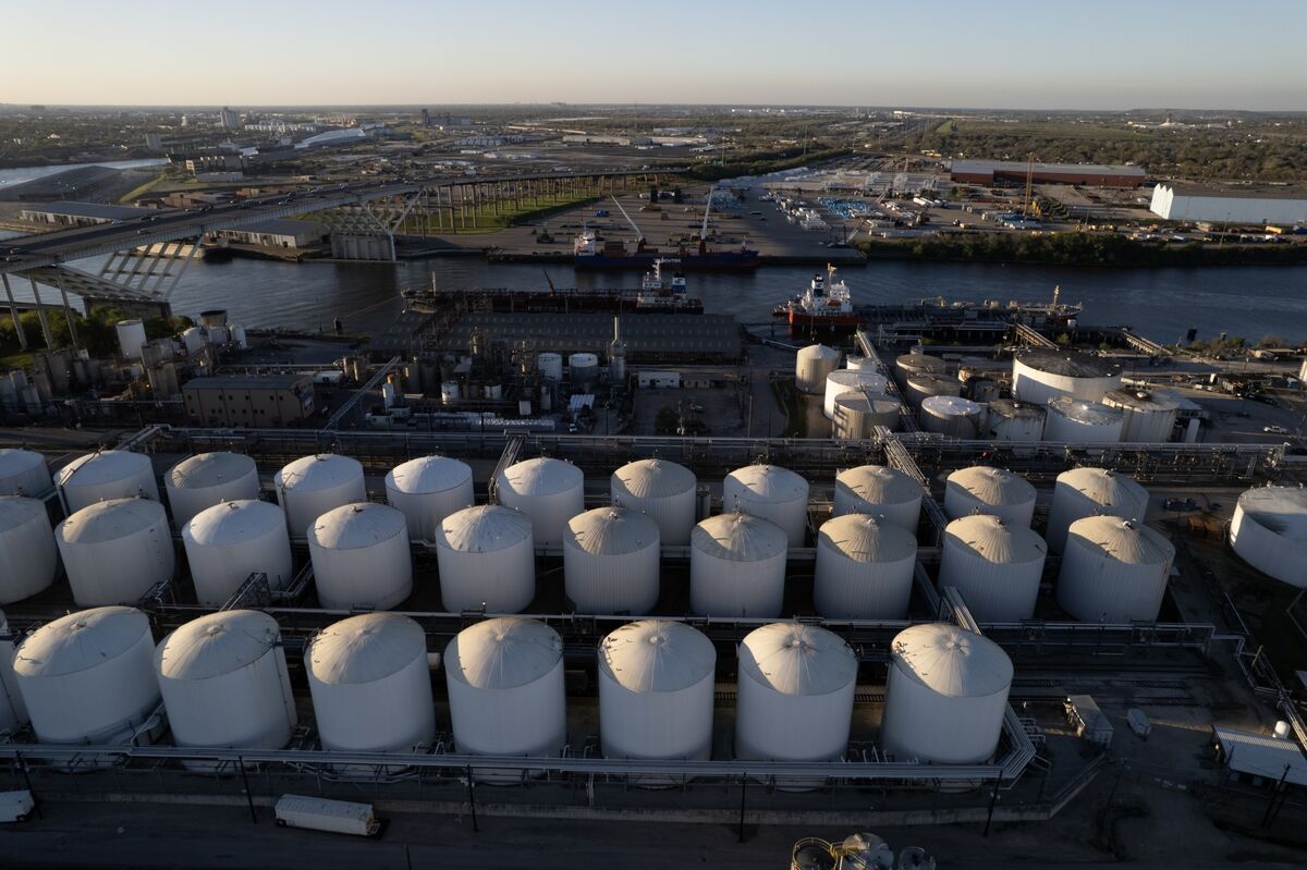 Oil Slumps as US-Iran Deal Paves the Way for Reopening of Hormuz
