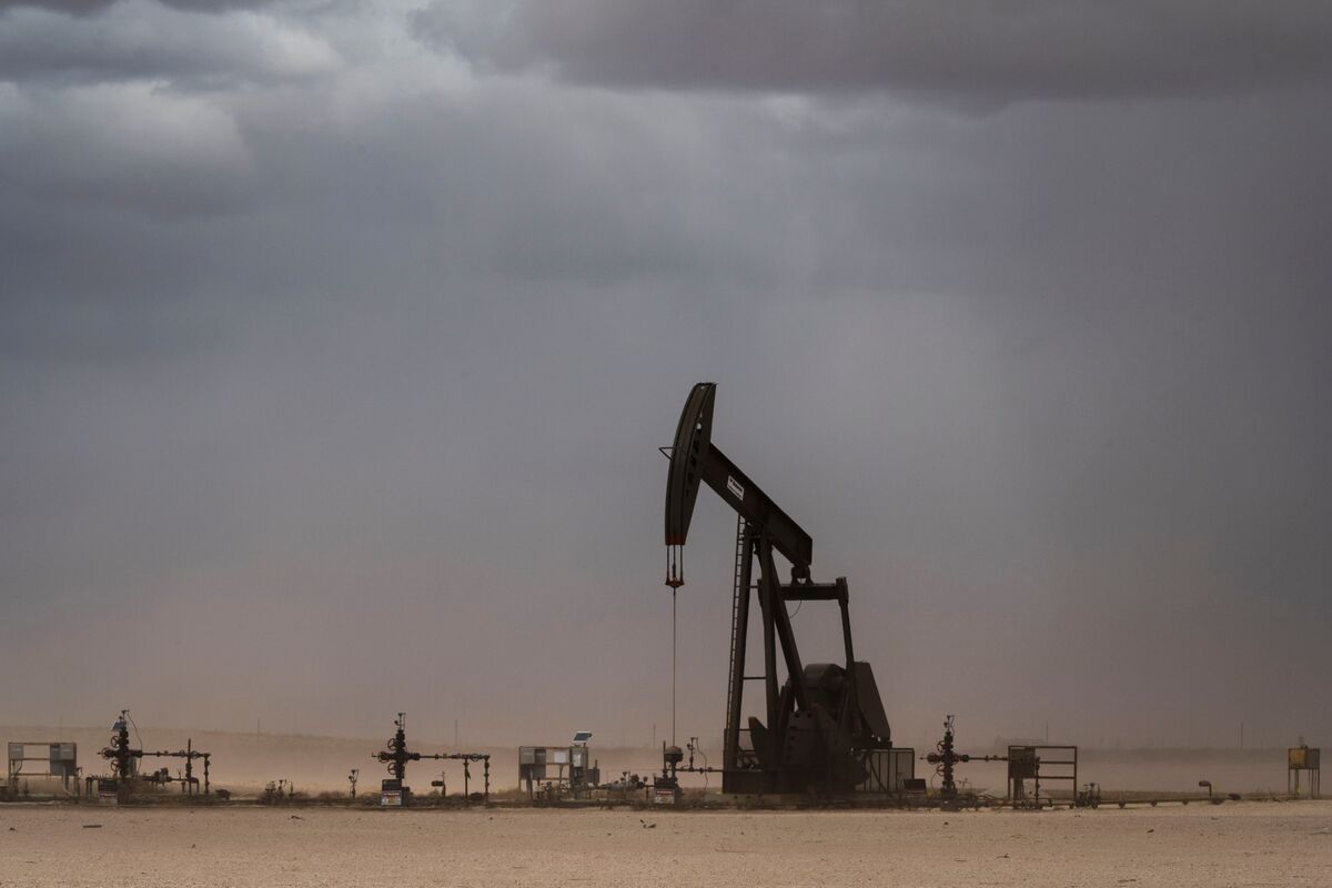 Oil Climbs After Fresh US Strikes on Iran Over Helicopter Attack