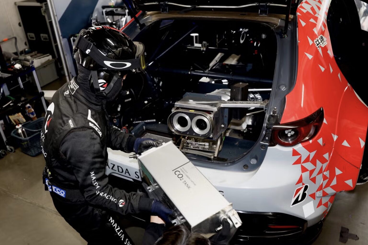 Cette Mazda capture et stocke le CO2 qu'elle émet en roulant : comment ça marche ?