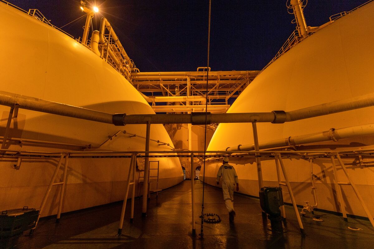 LNG Tanker Heads Toward Hormuz as US-Iran Deal Lifts Reopening Hopes
