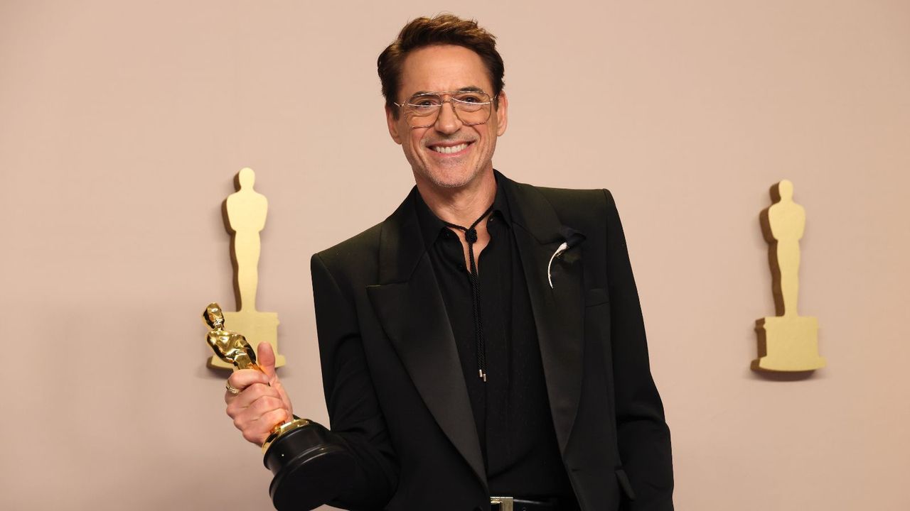 Robert Downey Jr.'s Aerodynamic Living Room Is a Study in Grounded Sophistication – It Perfects the Curve Trend for 2026