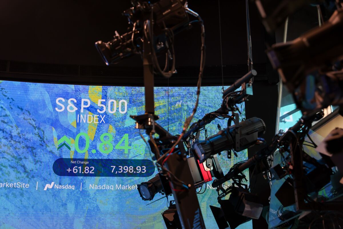 Macro Soothsayers vs. Stock Analysts: Why Wall Street Is Sending Mixed Signals in 2025