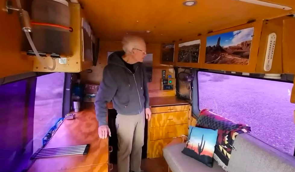 À 82 ans, cet Américain vit dans son van Mercedes-Benz Sprinter particulièrement bien aménagé