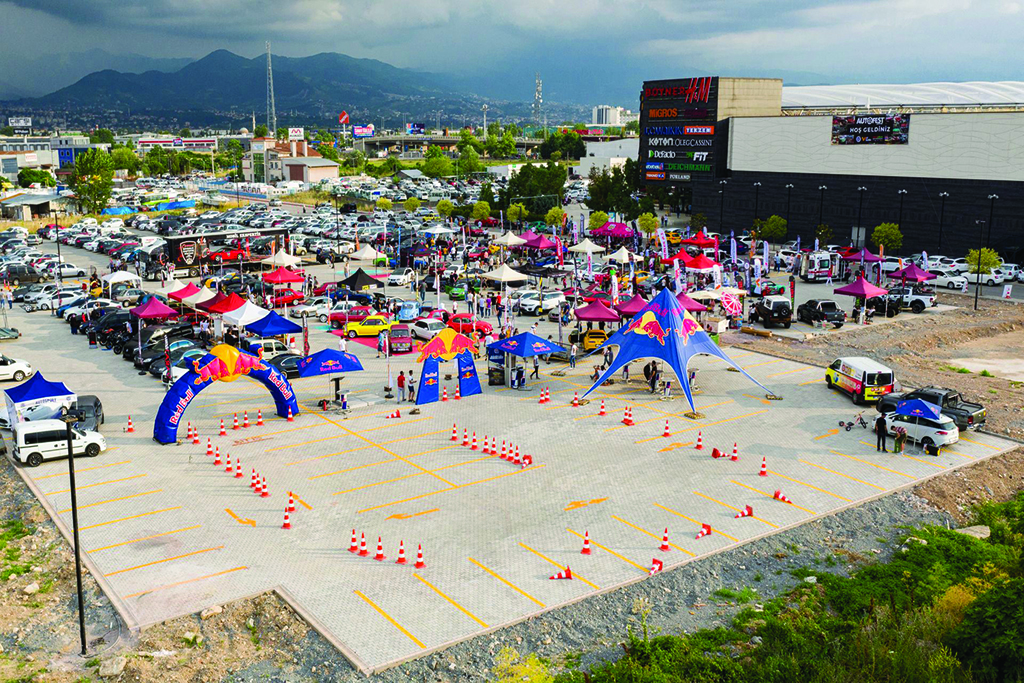 41 Burada AVM'de AutoFest Heyecanı: Otomotiv Tutkunları Buluştu