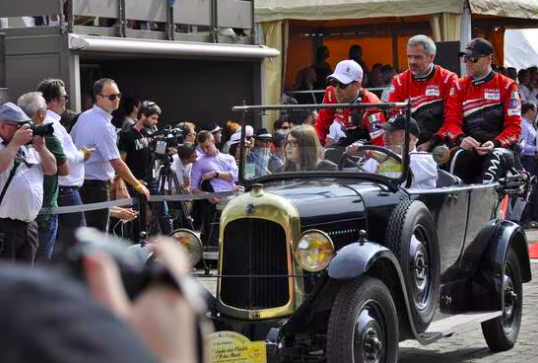 Il participe à sa 30e parade des 24H du Mans à bord de sa Torpédo B12 de collection